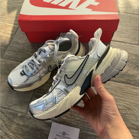 Brand New Nike V2K Run “Summit White Metallic Silver “ Women’s Shoes FD0736-100 - Picture 9 of 12